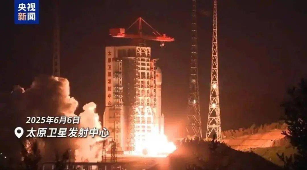 西安城墙上空现不明飞行物有长拖尾？官方回应