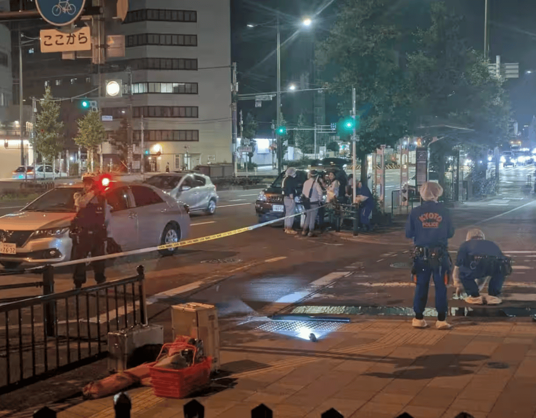 中国一游客在日本被陌生人砍伤，行凶男子仍在逃，警方已展开搜查 -华闻时空
