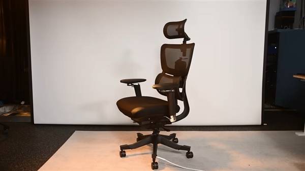 这椅子不简单！9800X3D+RTX 4060塞进电竞椅：一根线即可运行