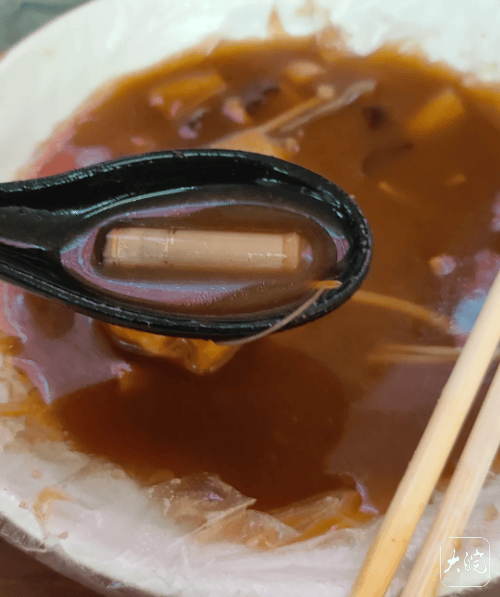 游客称在郑州一胡辣汤店吃出烟头 当地回应：已约谈店东，让其暂时歇业
