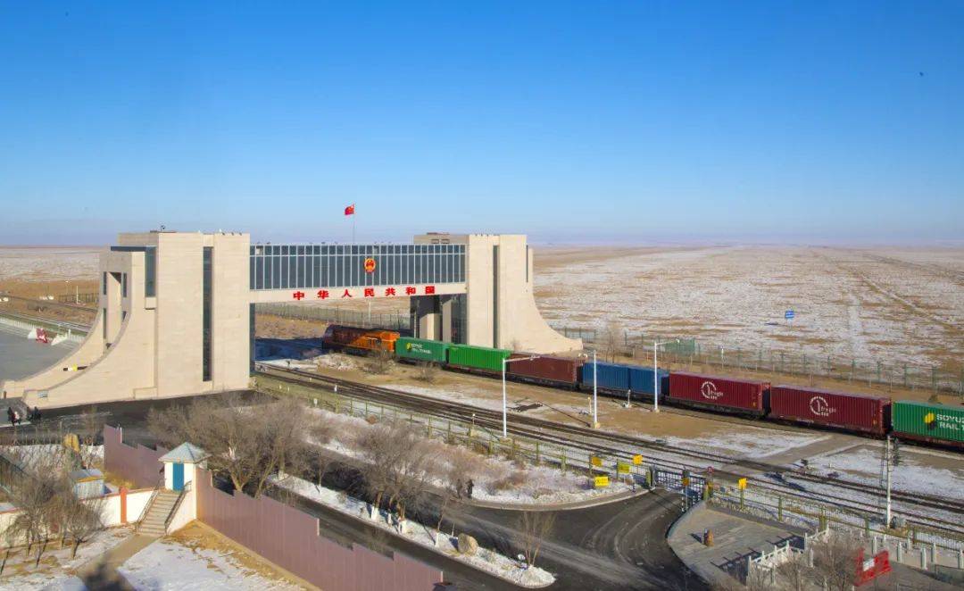 ai时光机:带你穿越二连浩特三代国门的春夏秋冬