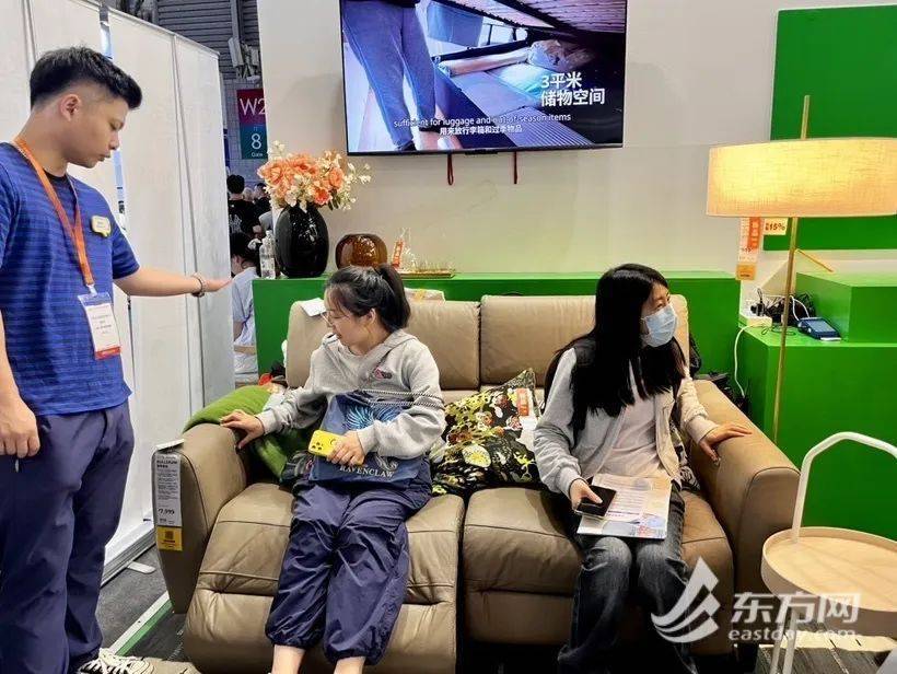 “连售三台电视，没想到老年人这么会买！” 老博会引燃银发消费热