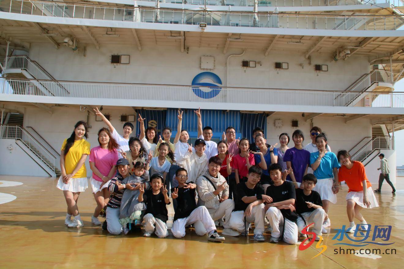 康安公益助力文旅创新 大学生艺术团闪耀“耕海1号”快闪舞台