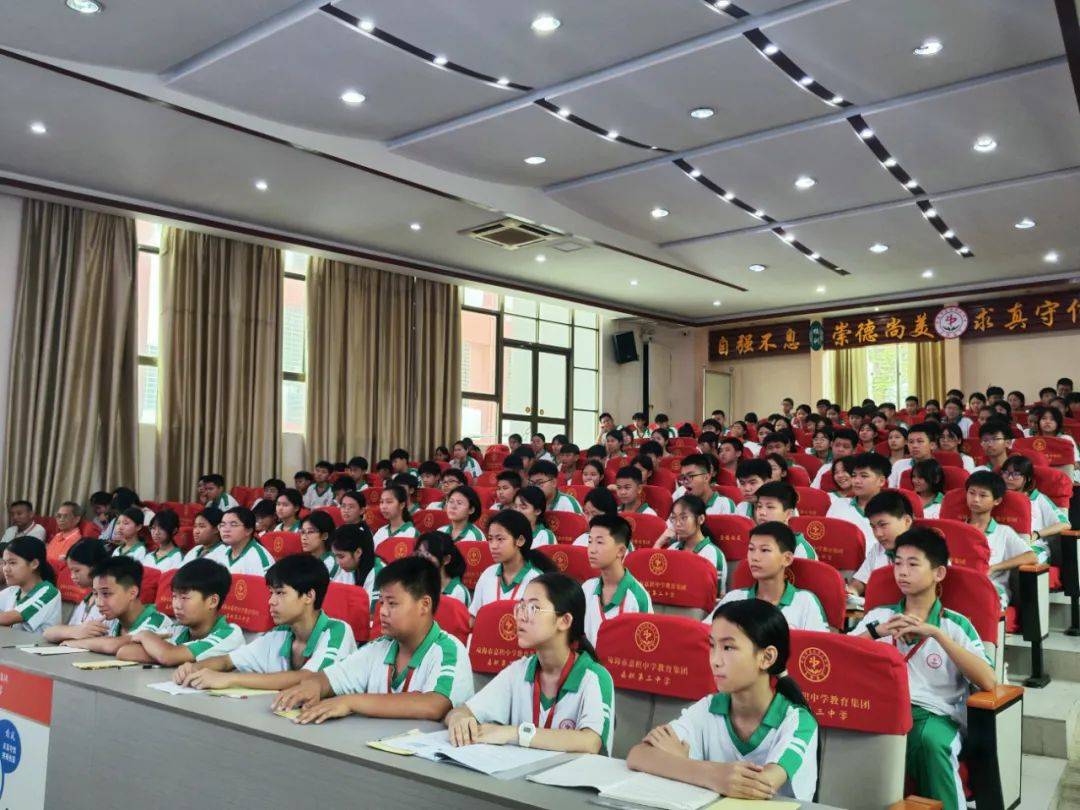 海南作协"百名作家进百校"文学志愿服务活动走进琼海市嘉积第三中学