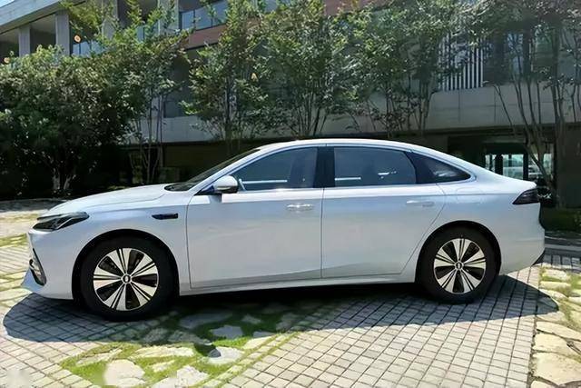 吉利银河A7亮相，9万起售？秦L的劲敌真的来了？