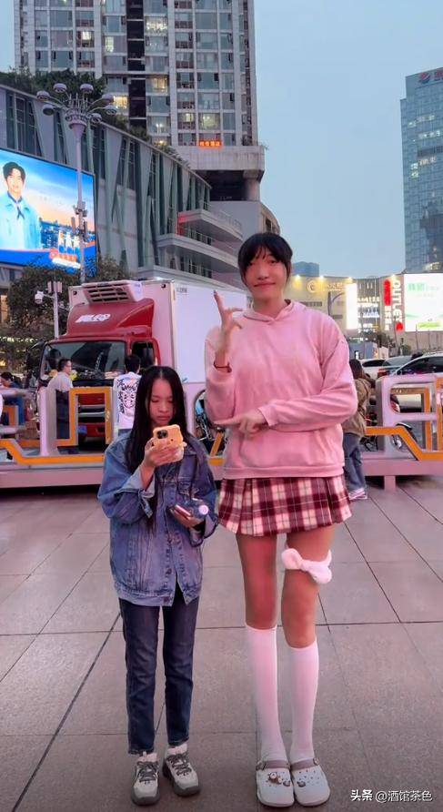四川"女巨人"身高2.10米,恋上1.68米重庆小伙,未婚先孕引争议