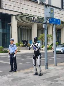 智能机器人上街指挥交通