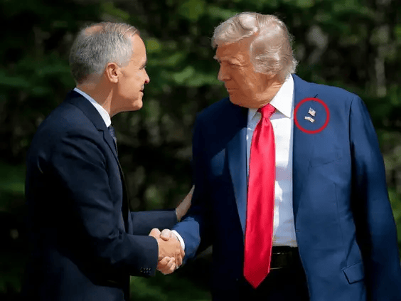 特朗普佩戴美国加拿大国旗胸针，加拿大：他自己搞的-华闻时空