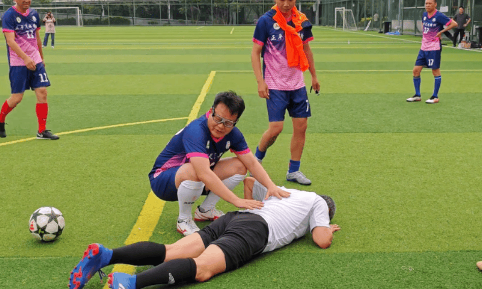 56岁白岩松踢球时发生意外，不小心跌倒不起