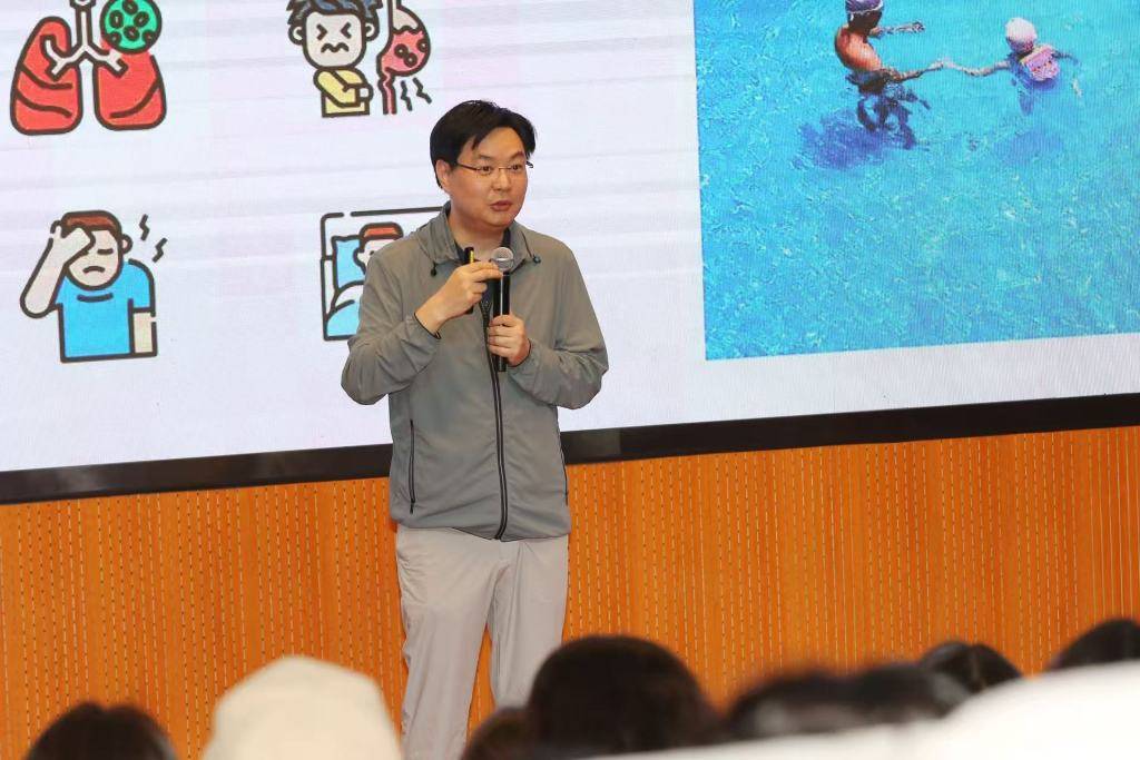 夏日游泳安全指南：如何保护儿童免受泳池病毒侵害