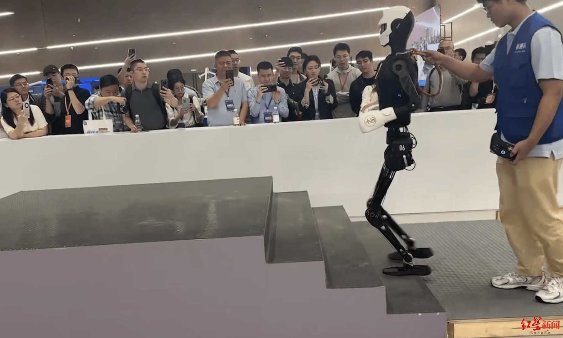 跑步、打拳、叠衣服……人形机器人热衷比赛，为哪般？｜机器人商业新纪元