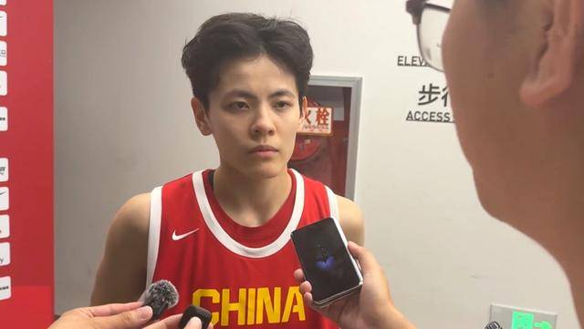 杨舒予力挺宫鲁鸣：新教练引领中国女篮新时代