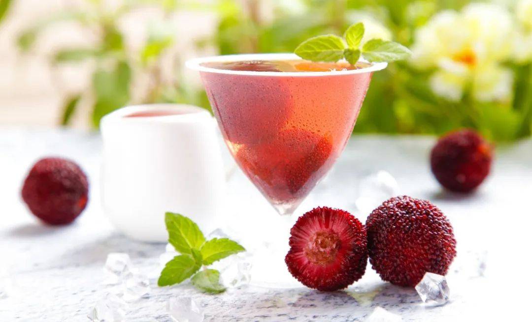 夏日消暑神器__杨梅喝杨梅泡的酒为什么容易醉