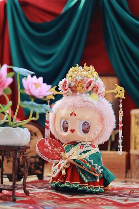 图片[2]-谁在给“顶流”LABUBU做新衣 -华闻时空