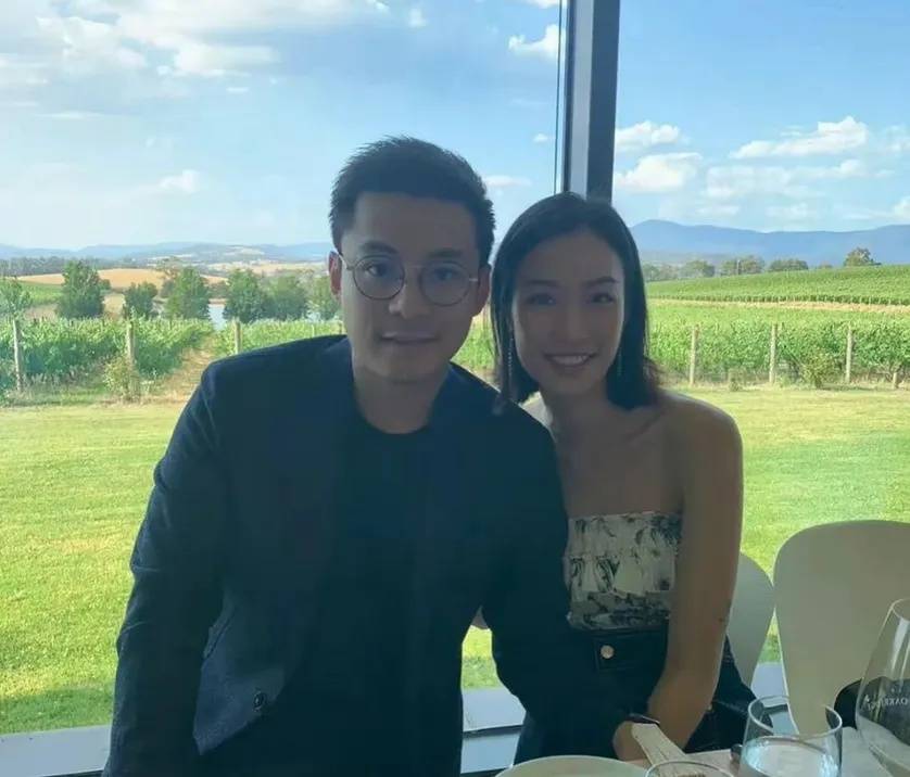 呦香8黝黝狖呦香8:热搜之一！霍震霆宣布36岁儿子霍启仁已结婚，欢迎泰国儿媳，回应催生话题