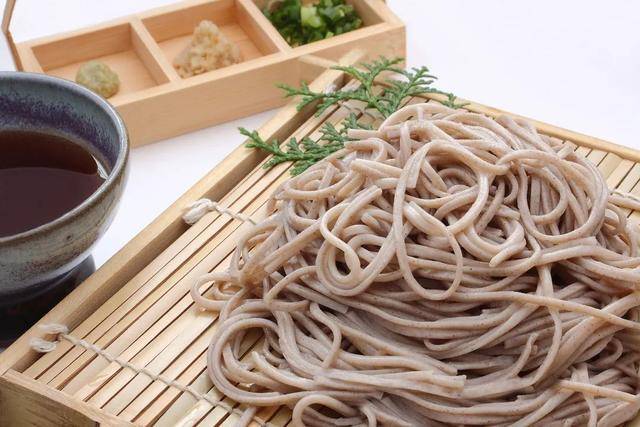 夏至暑热难耐，吃面条如何更营养？这些夏日
