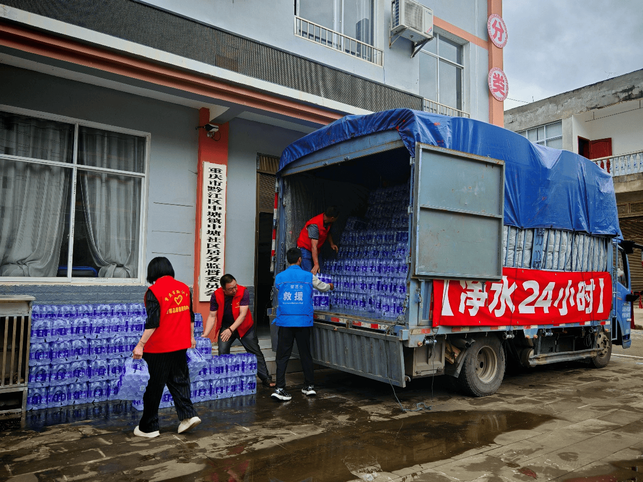 居然可以这样（中粮集团可口可乐）中粮集团可口可乐专营部干什么的，中粮可口可乐重庆厂调配72000瓶饮用水驰援灾区，饮用水，