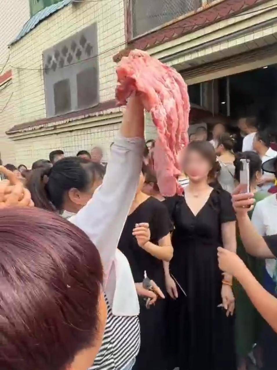 富顺通报“家长质疑一校园食材质量”：收购放置较久精排且未用冷链运送
，已立案查询