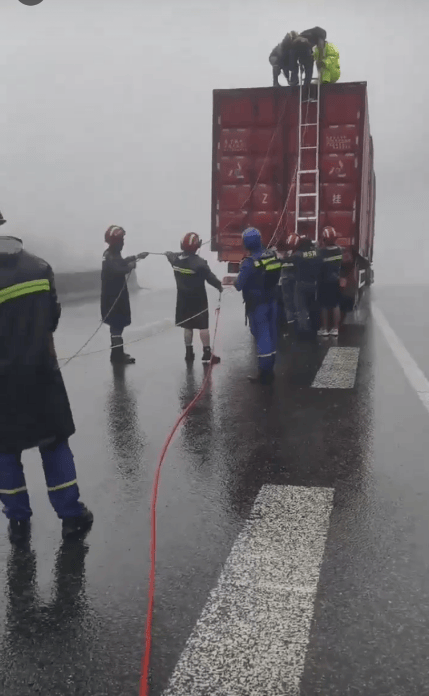 对话“卡车悬桥上”获救司机：感觉路面下沉，赶紧踩刹车！获救5小时后才平静下来