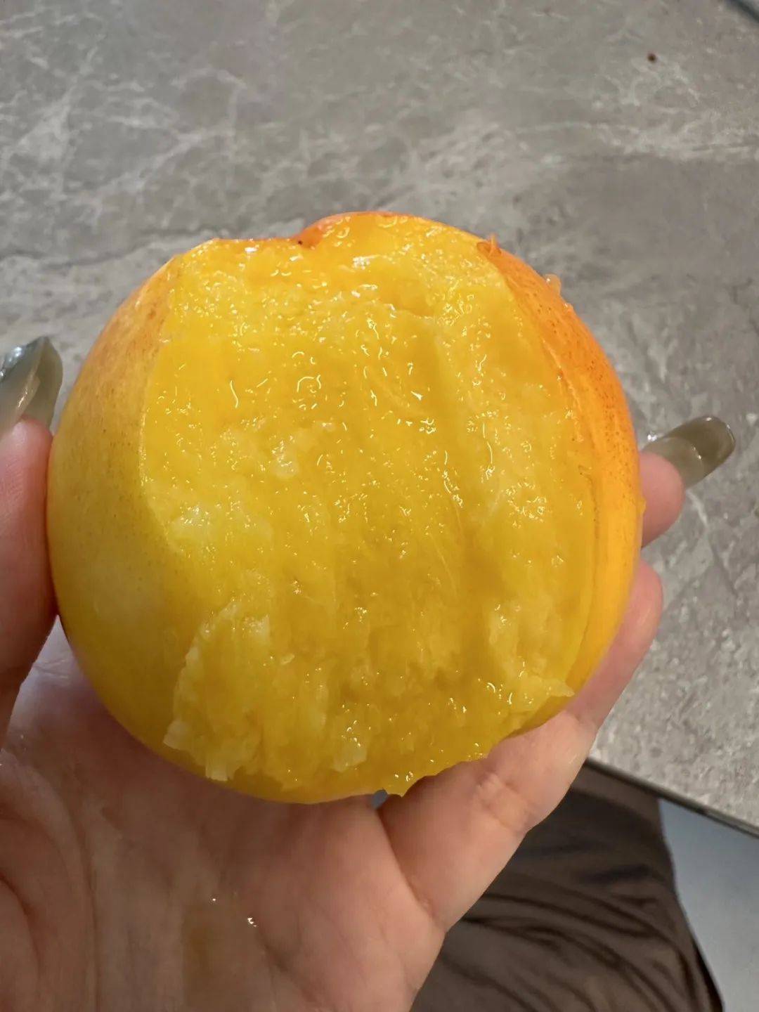 沂蒙山露天黄油桃果肉金黄香嫩,桃香浓郁软吃爆汁,硬吃脆嫩爽口▼八叔