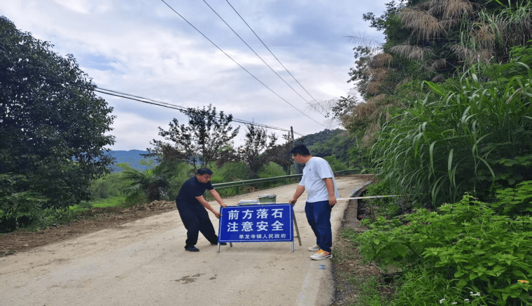 设置警示牌发生山体滑坡机械清理滑坡滑坡清理完成,道路恢复通行供稿