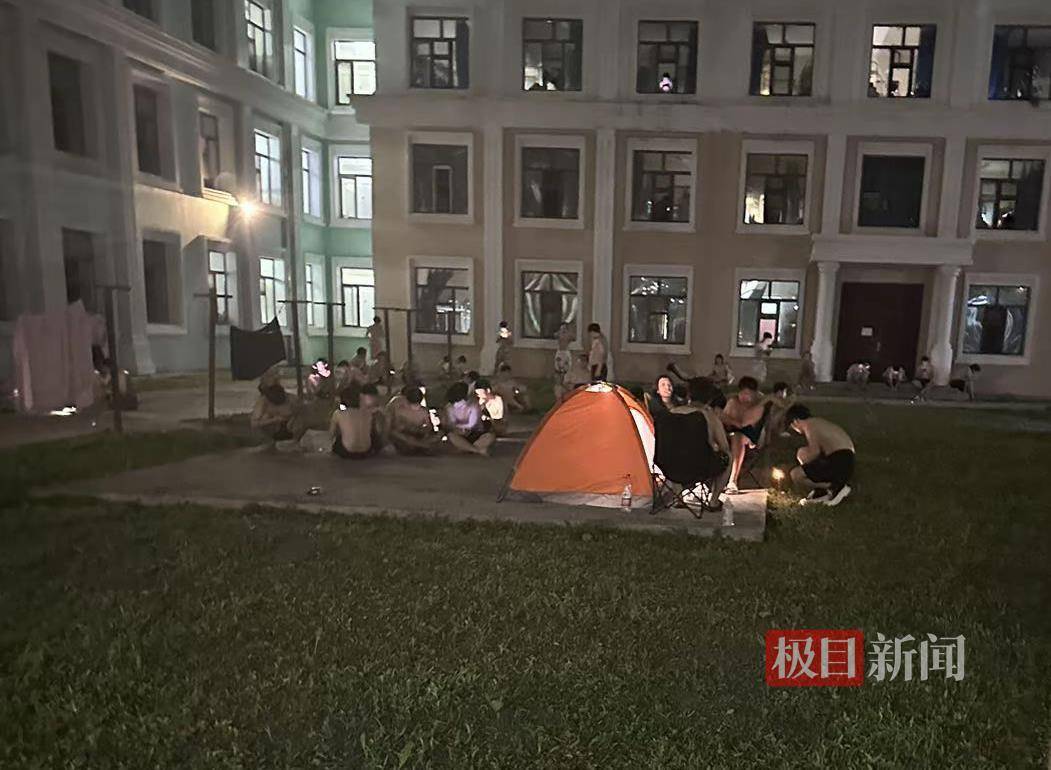 哈尔滨高温一高校男生在走廊和操场打地铺，校方：宿舍未装空调和电扇
，本年气温骤升属特殊情况