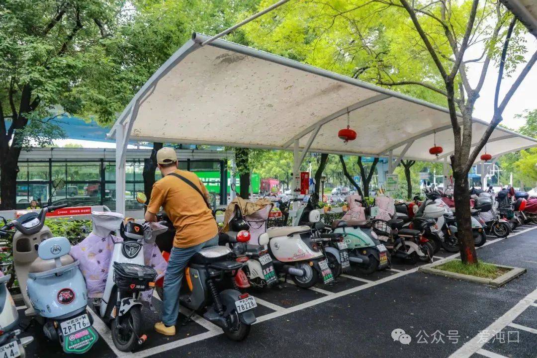 武汉经开城管解决:电动车停车充电难!现在方便多了