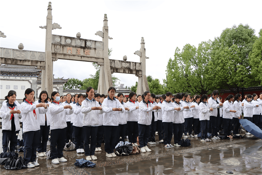 行走的课堂:鹤庆一中初中部到鹤庆师范旧址开展