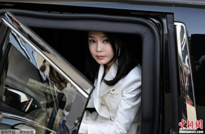 韩前总统夫人金建希坐轮椅出院 尹锡悦陪同 -华闻时空