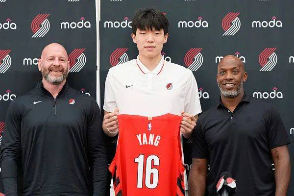 杨瀚森正式露脸开拓者，手持16号战袍
，“十分激动	，会向姚明和约基奇学习”