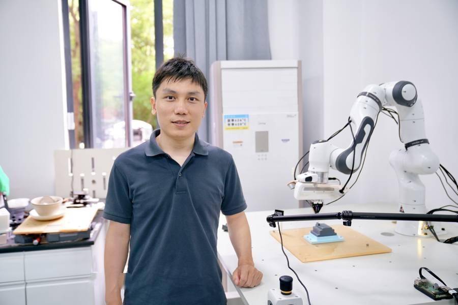 让机器人触觉达人手800倍，上海交大教授正加速机器人“就业上岗”速度