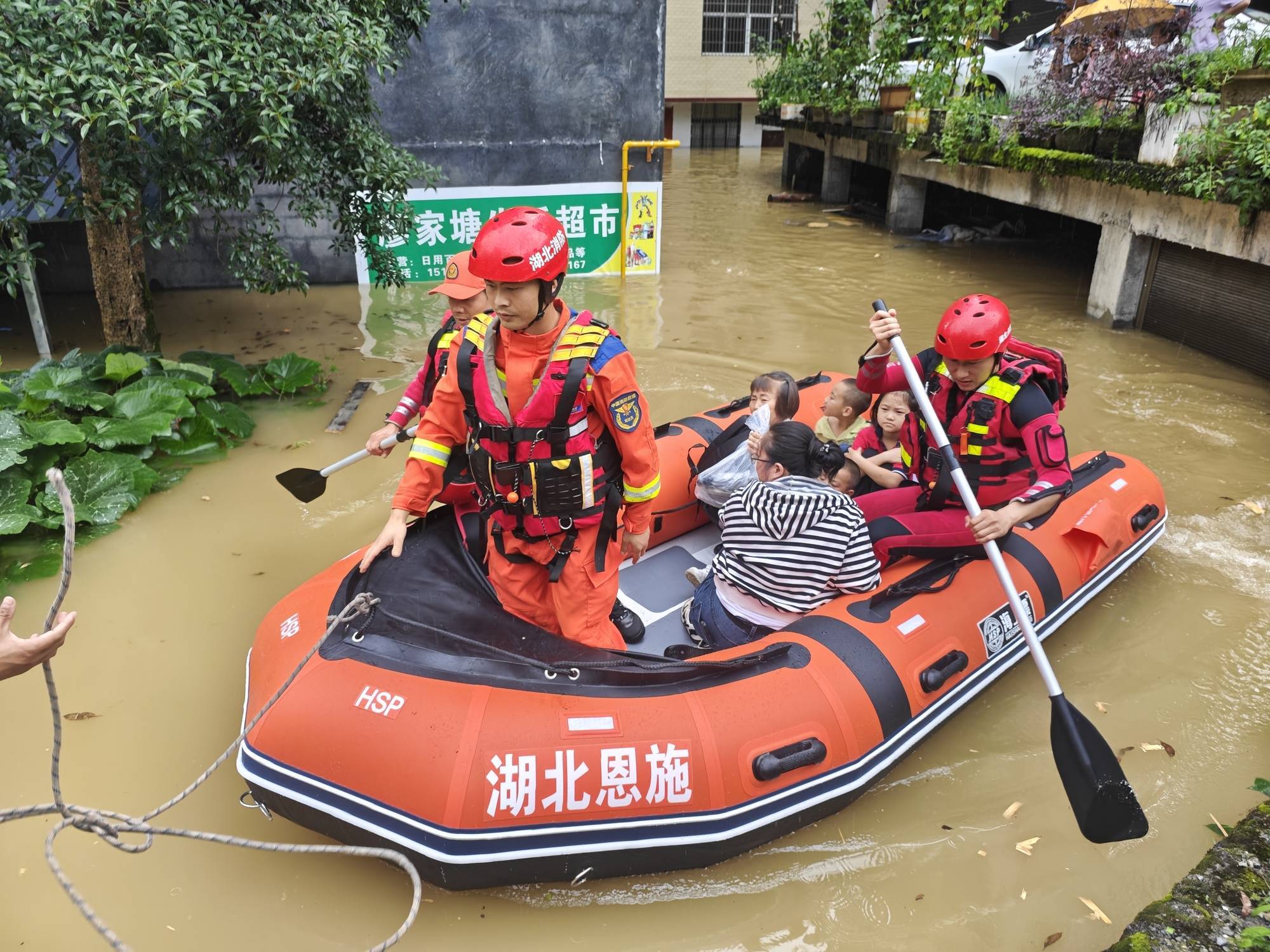 暴雨致湖北咸丰县城区内涝 消防部门出动125人紧急转移群众