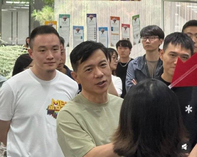 李彦宏现身百度活动