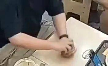 男子在茶颜悦色辣酱中吃出玻璃碎片 客服:正核查同批次产品(图2)