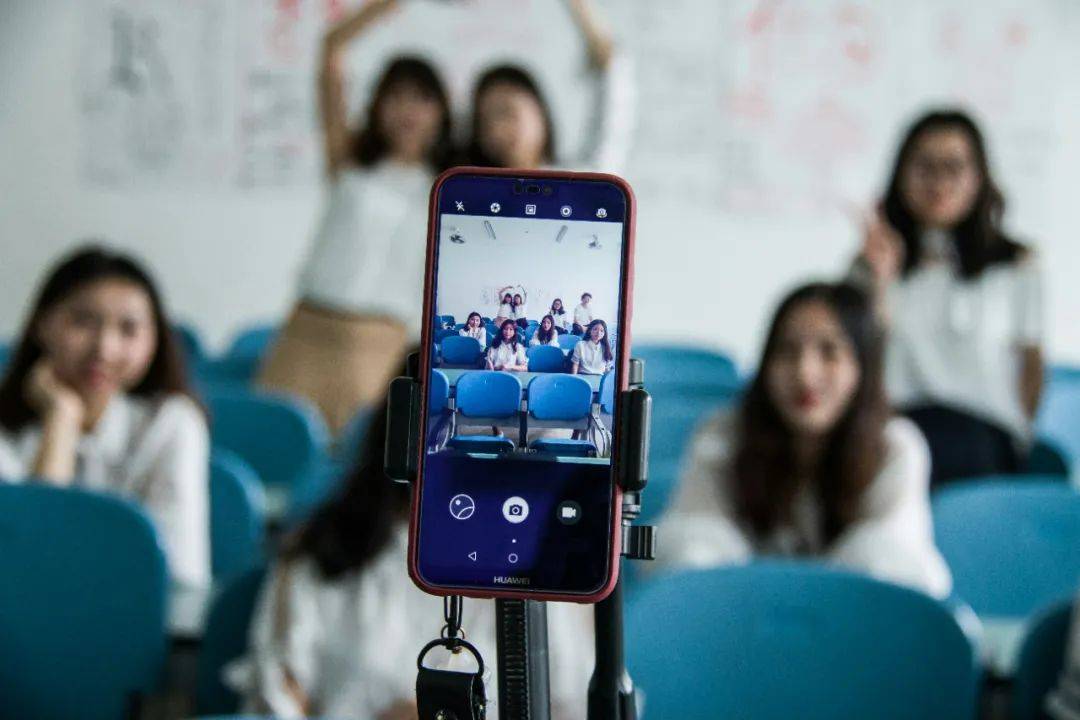 抱上鱼尾巴后:现在的大学生连毕业照都不拍了吗？