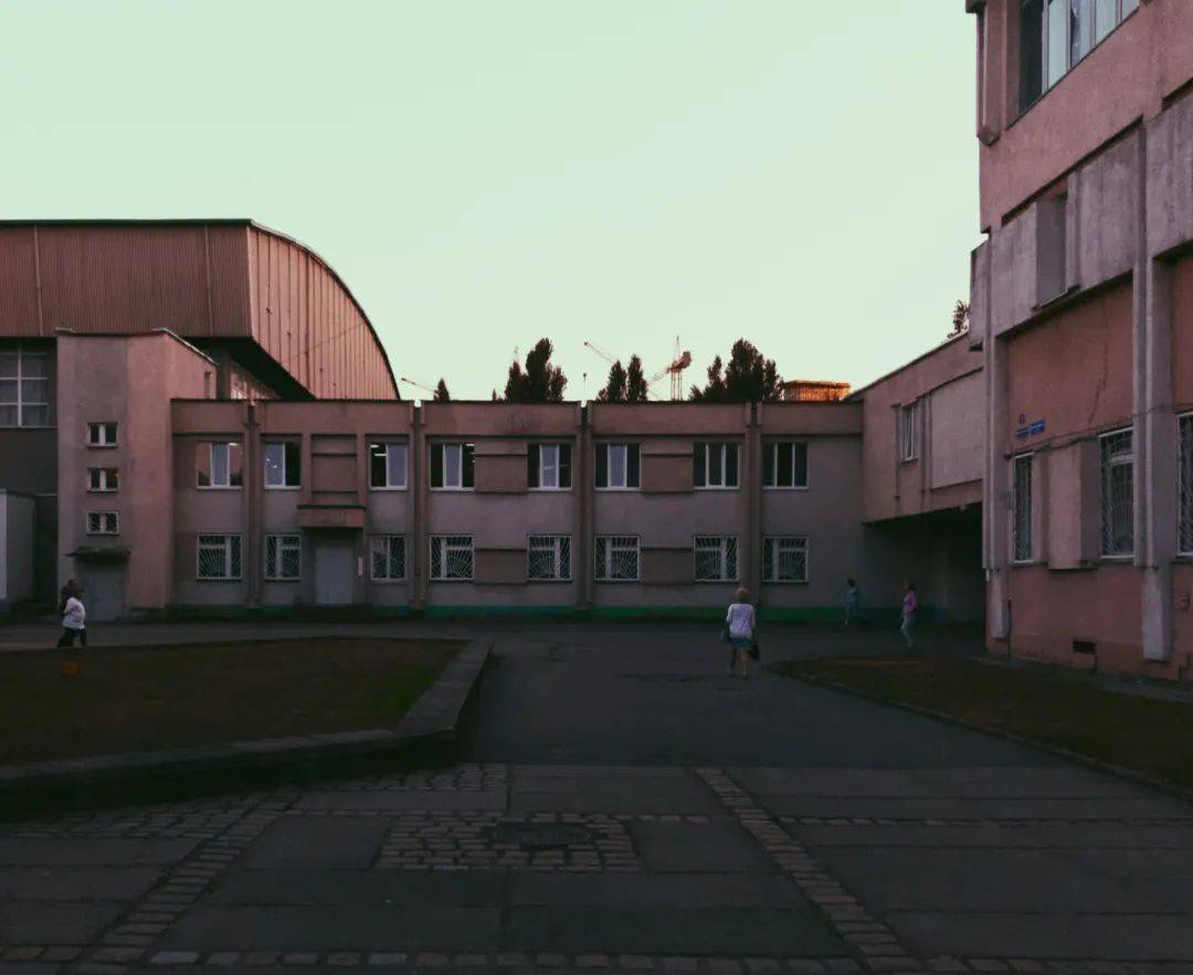 抱上鱼尾巴后:现在的大学生连毕业照都不拍了吗？