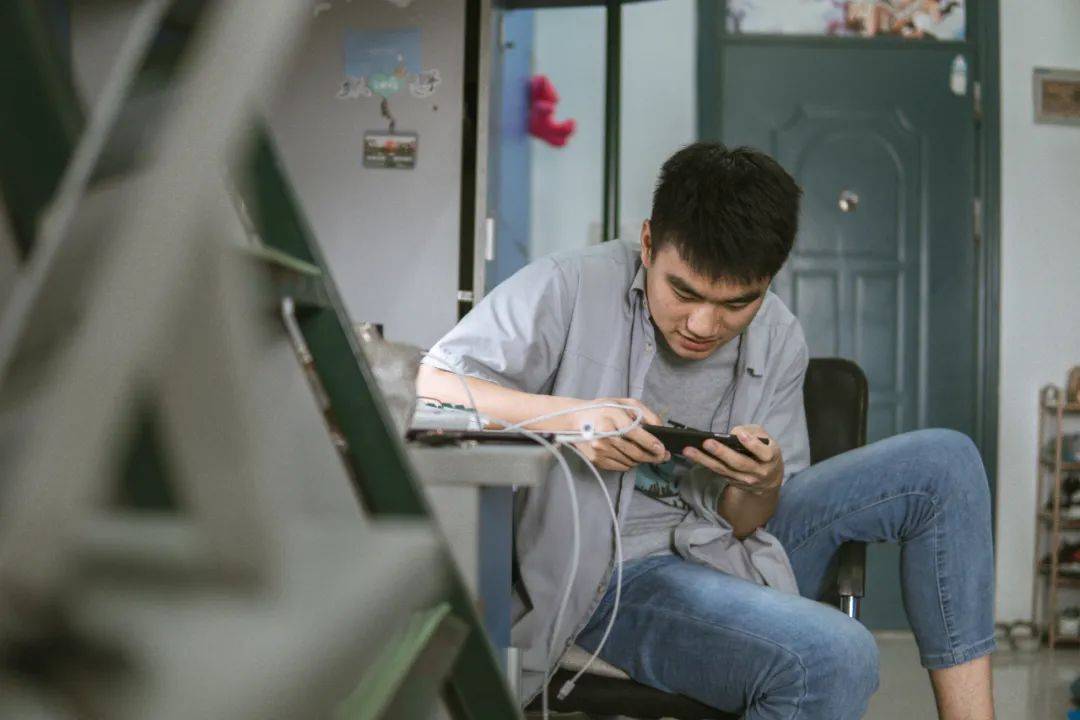 抱上鱼尾巴后:现在的大学生连毕业照都不拍了吗？