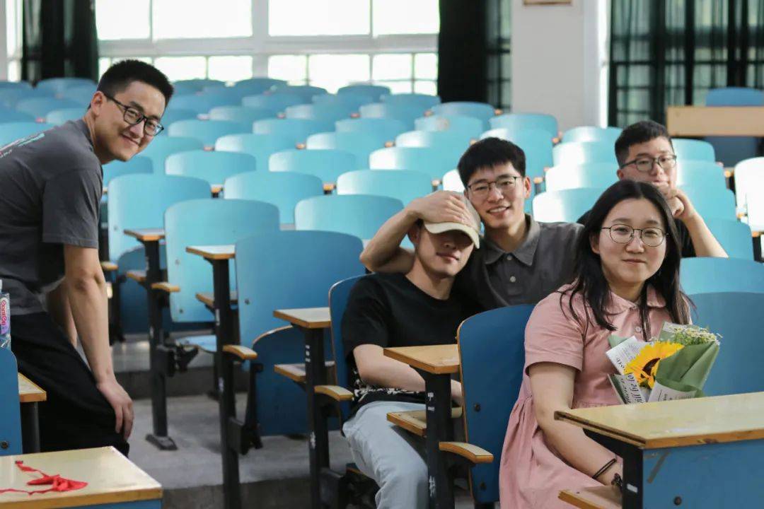 抱上鱼尾巴后:现在的大学生连毕业照都不拍了吗？
