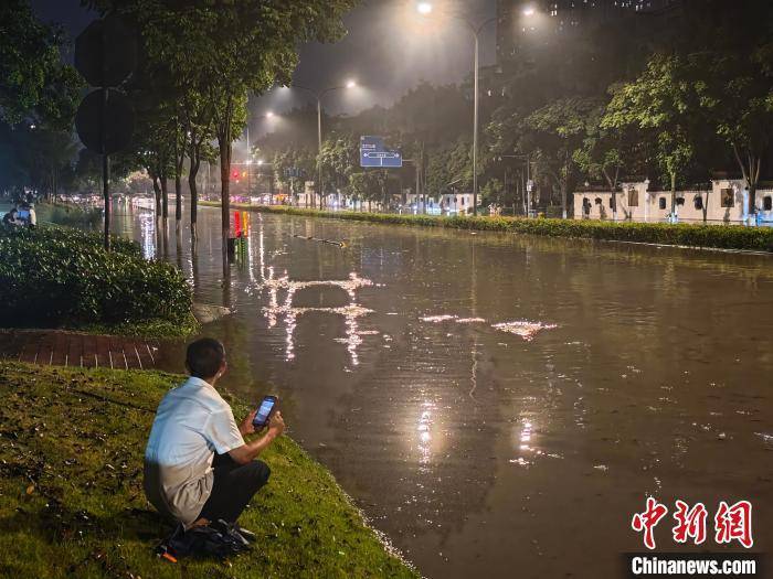 遇见我 你真不幸:成都遭遇暴雨袭击 多条道路交通管制