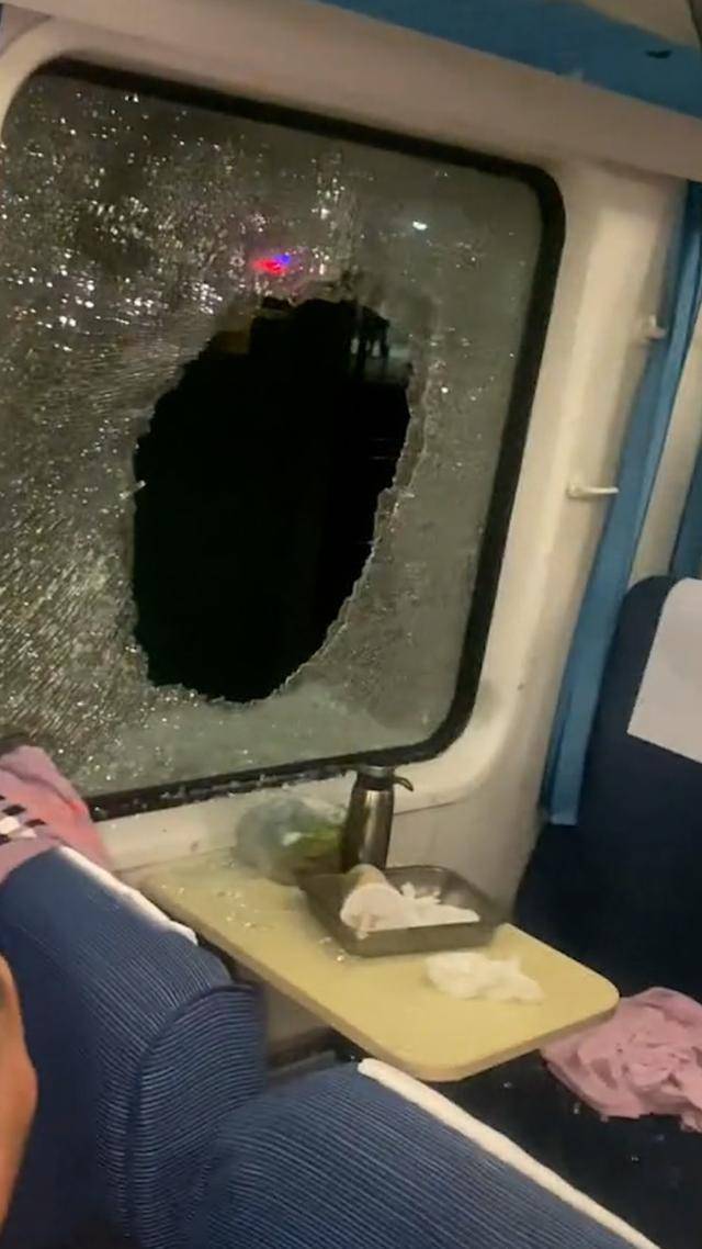 十世转生2:列车事故滞留3小时无空调，当天气温最高39℃，乘客破窗通风是否担责？律师解读