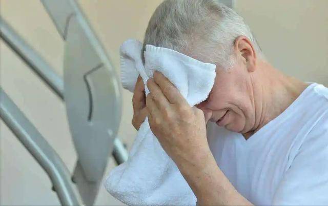 马上入伏了，医生提醒高血压患者：天气炎热，3件事能不做就不做