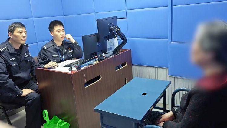网王同人——幽幽我心:一盒药加价5元回收，上海多名退休老人成骗保“帮凶”
