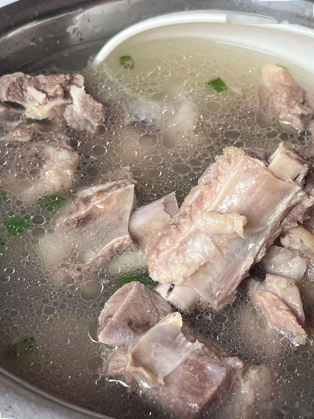 家常清炖排骨汤:厨房小白的逆袭指南 汤清肉嫩的秘密在这!