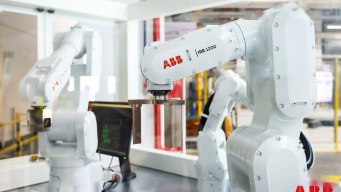 ABB推出三款新型机器人，瞄准中国中型企业自动化需求