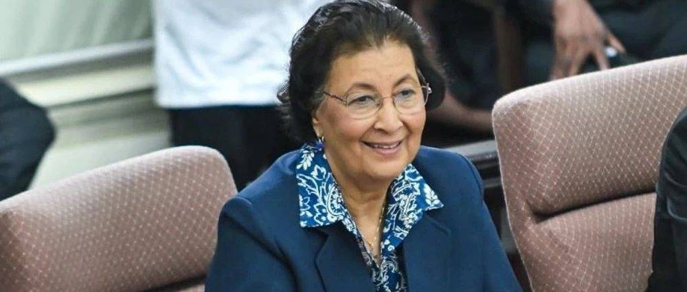 现年71岁的珍妮弗·西蒙斯,当选苏里南首位女总统_民族_民主党_席位
