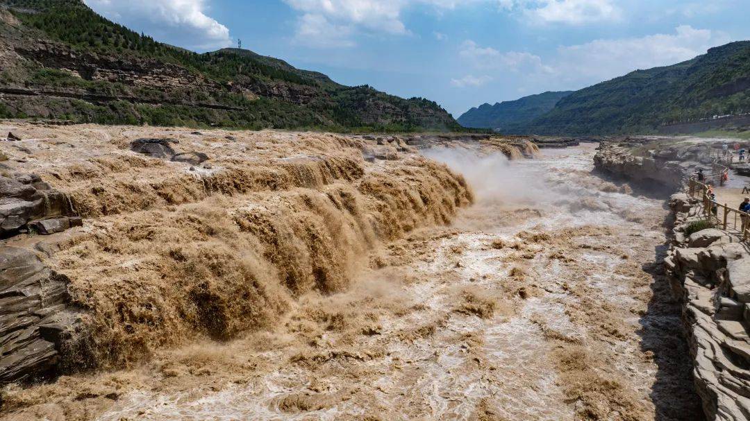 期相较平时水流量上涨7倍瞬时水流量达到2000立方米每秒陕西壶口瀑布