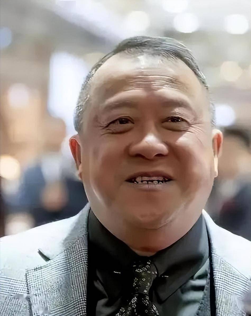 72岁曾志伟合照姿势太过火,25岁邓凯文身贴紧靠,网友直呼太尴尬