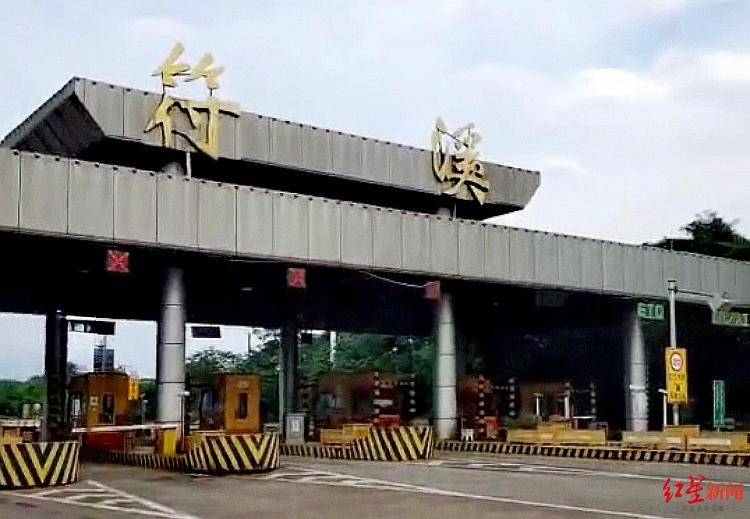 拉韭菜花过收费站被收通行费引发争吵质疑，高速路公司：蒜薹在免费目录里，韭菜花不在