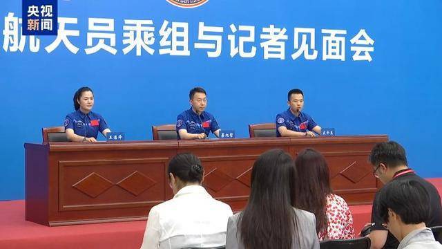 神舟十九号航天员乘组首次亮相，分享太空之旅精彩瞬间
