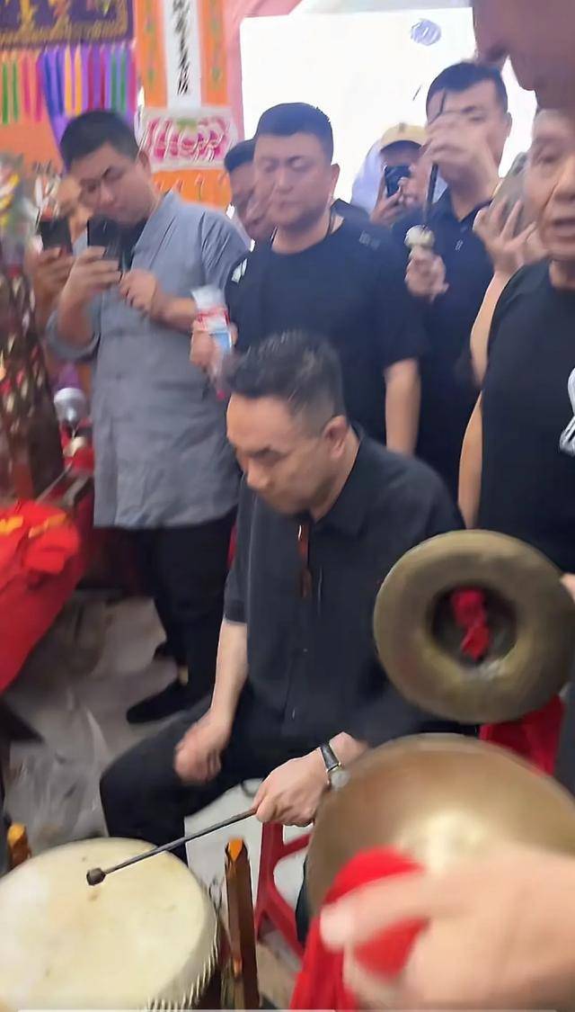 “老五婶”梦真现身公爹灵堂，没磕头只站着鞠躬，大花臂管事抢眼